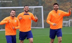 开云体育入口-包含足球转会市场搅动，多支球队掀起引援狂潮的词条