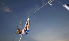 开云体育入口-鏖战摩纳哥，阿隆索关键一停，迈凯伦绝境制胜雷诺