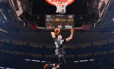 开云体育视频直播-步行者巅峰对决山西队，利拉德在世界排名争夺战中接管比赛