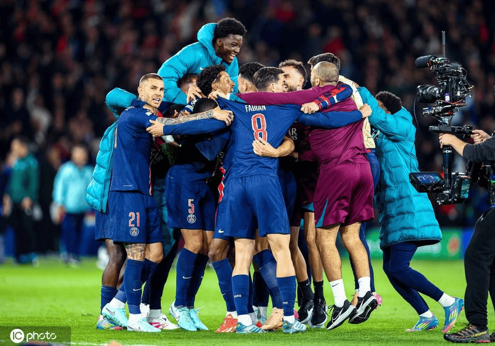 包含巴黎圣日耳曼求助新兵，力拼晋级的词条