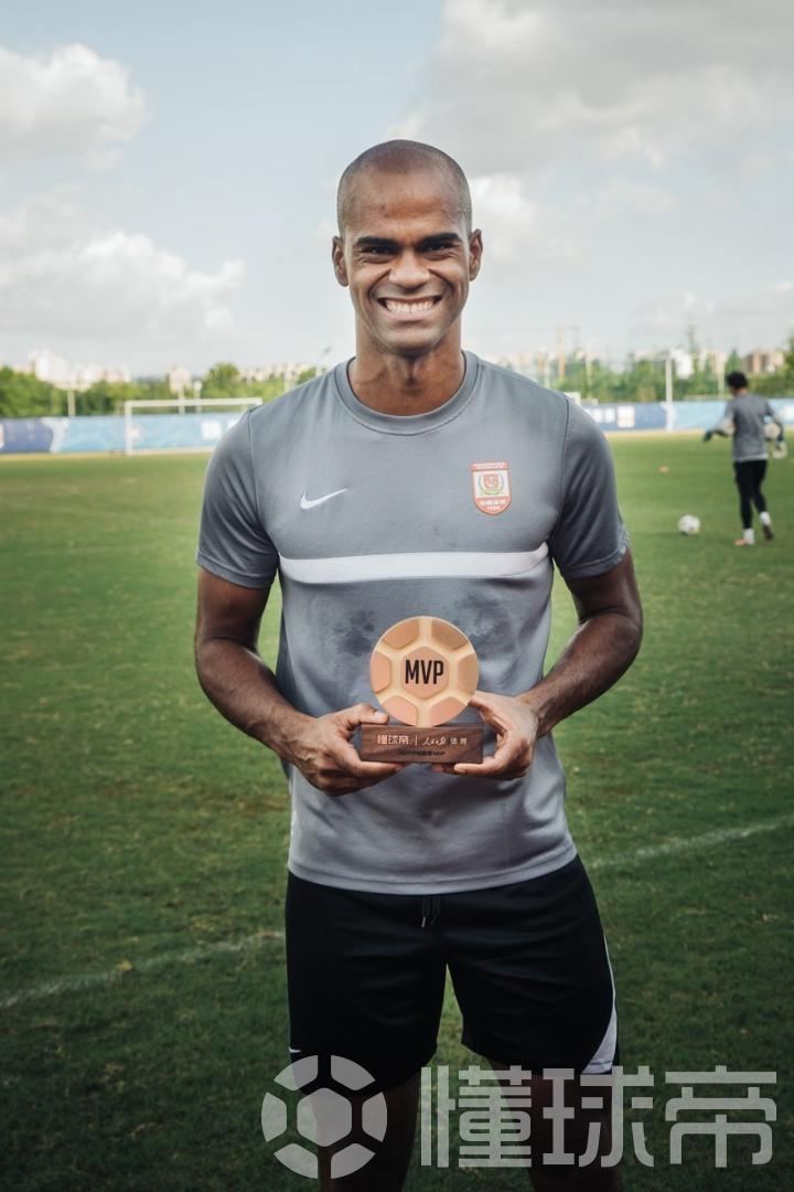 华沙军团主帅现身球员会议重申雄心壮志 华沙军团主帅现身球员会议重申雄心壮志