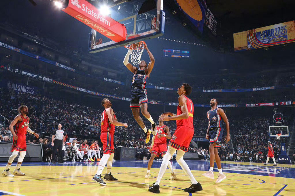 战火再次点燃,球场上篮下激烈争夺胜负未定的简单介绍 战火再次点燃,球场上篮下激烈争夺胜负未定的简单介绍