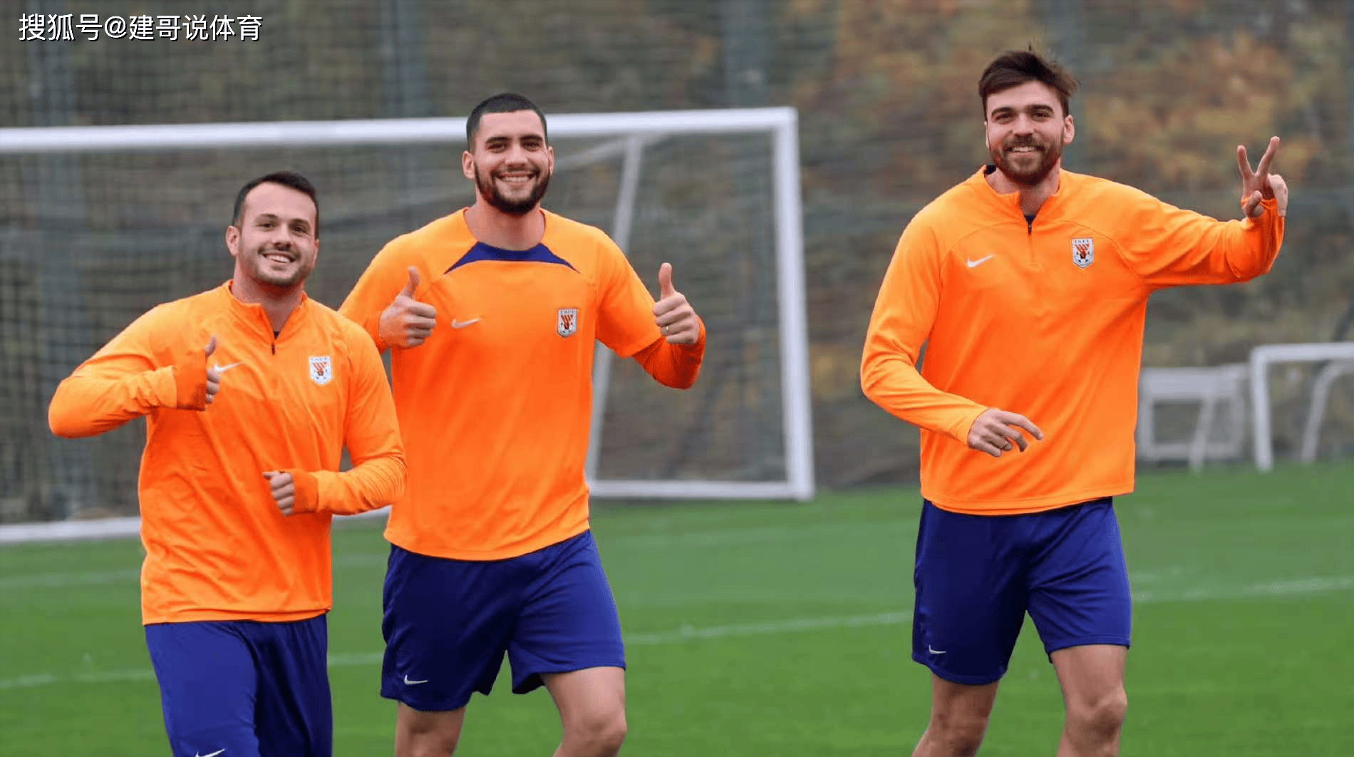 包含足球转会市场搅动，多支球队掀起引援狂潮的词条