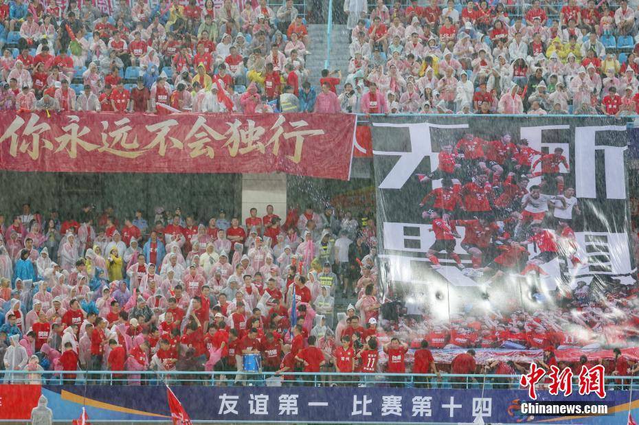 包含国内外球队激战频现,赛场氛围热烈的词条 包含国内外球队激战频现,赛场氛围热烈的词条