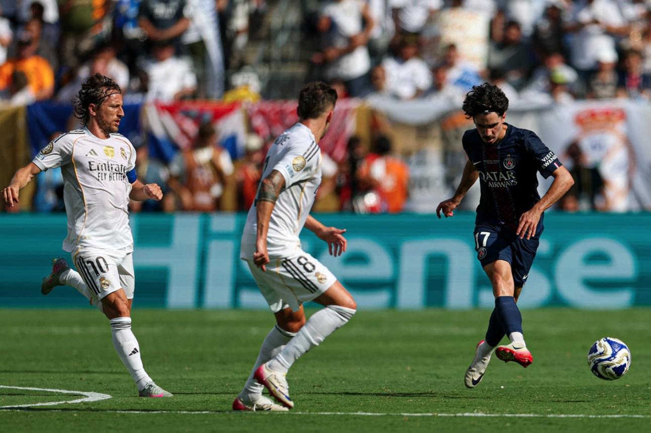 包含巴黎圣日耳曼客场惨败,领跑位置动摇的词条 包含巴黎圣日耳曼客场惨败,领跑位置动摇的词条