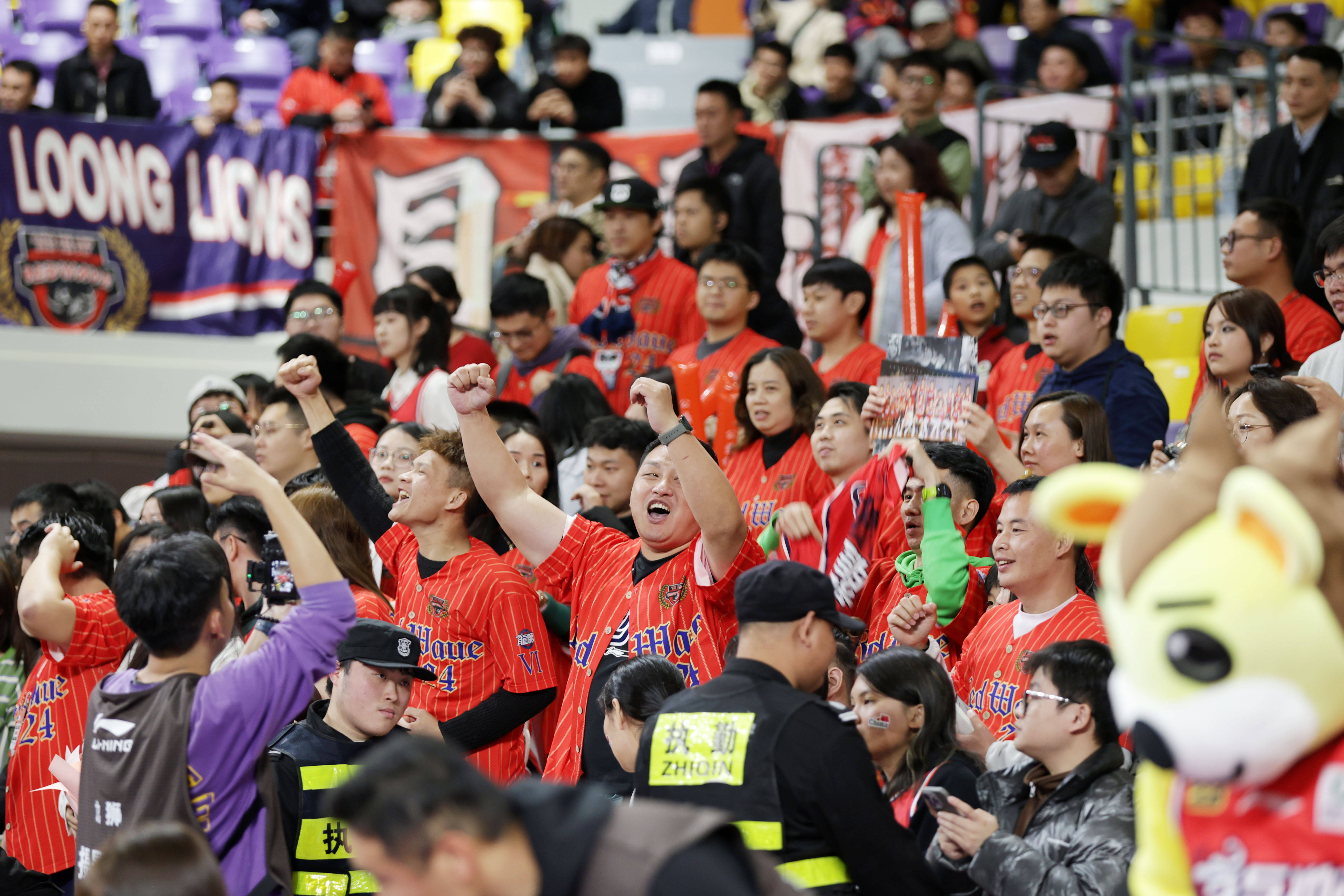 足球比赛看点频出,球迷热情高涨的简单介绍 足球比赛看点频出,球迷热情高涨的简单介绍