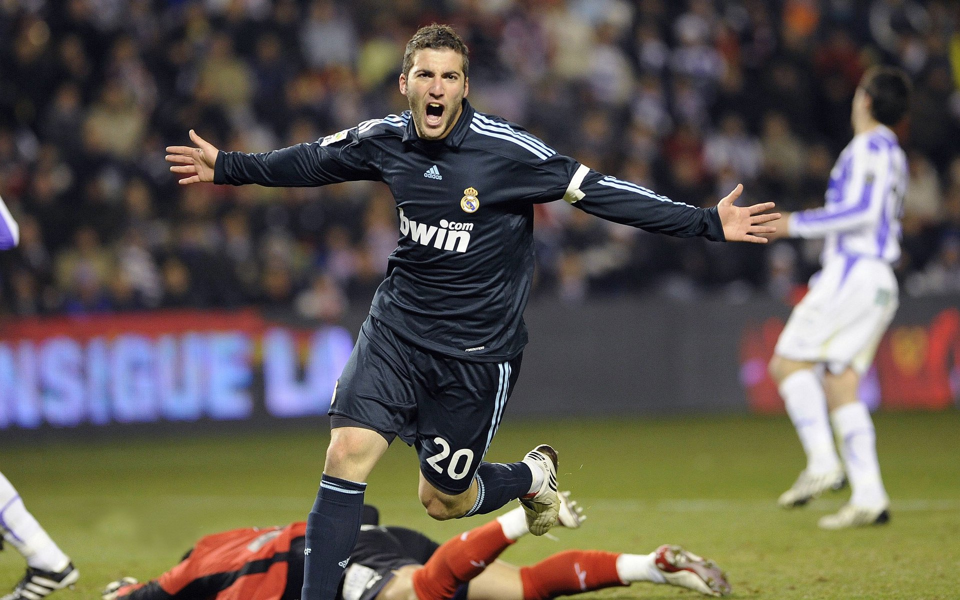 英超争冠焦点战，曼城雷霆强压，阿森纳如步行者般坚韧